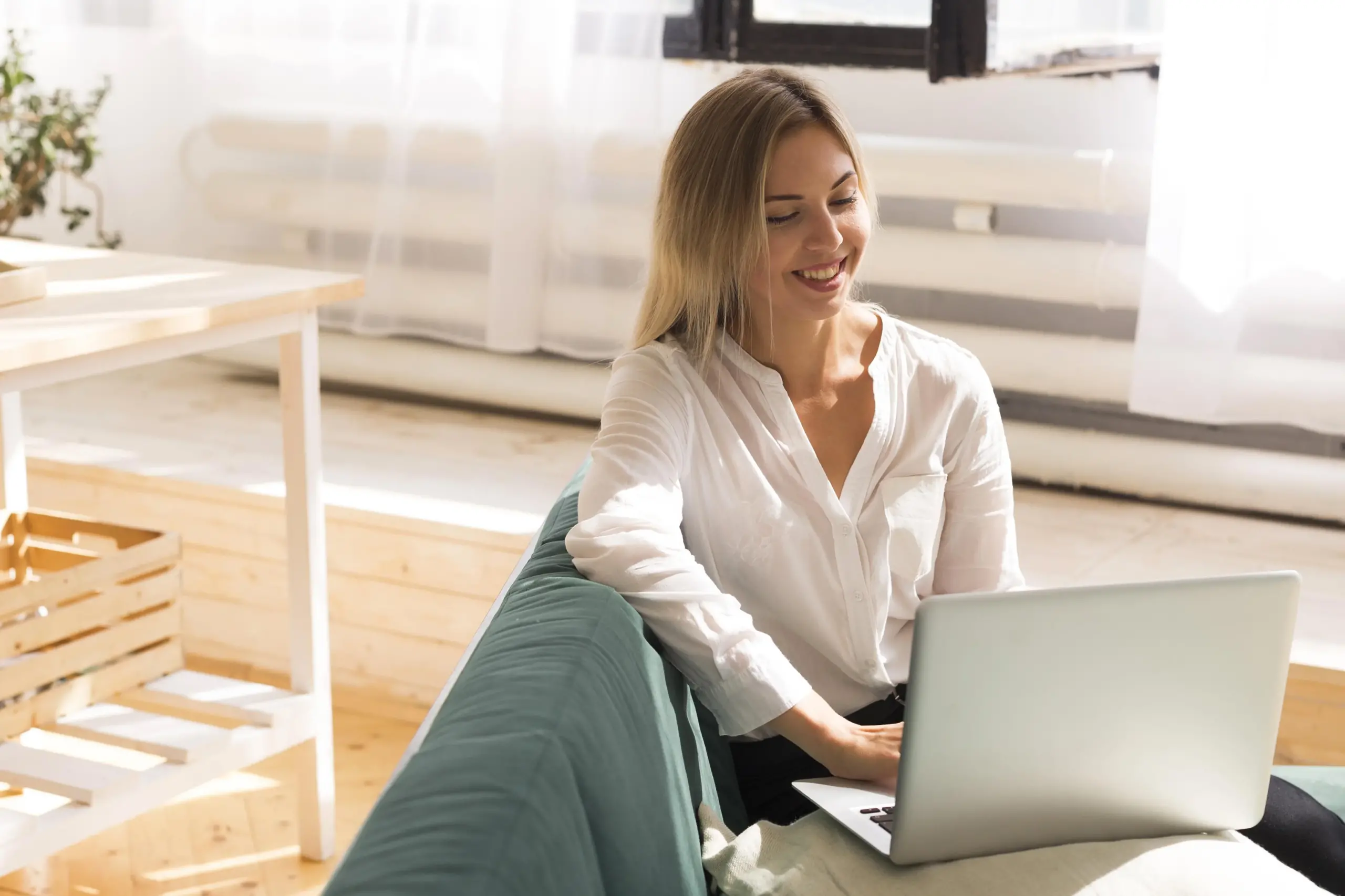 mujer-sonriente-tiro-medio-trabajando